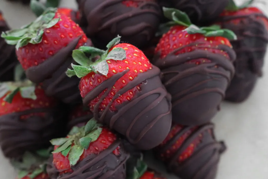 Vegan Chocolate-Dipped Strawberries